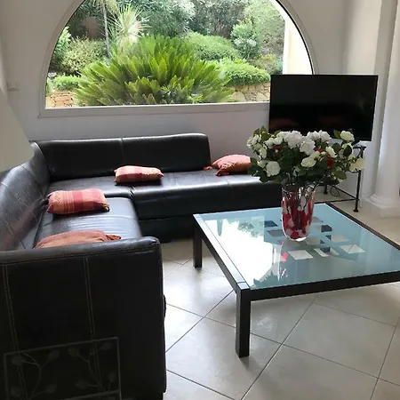 Belle Dans Clos Prive - Raphael Boulouris فيلة