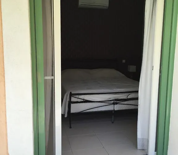 Belle Dans Clos Prive - Raphael Boulouris Villa *