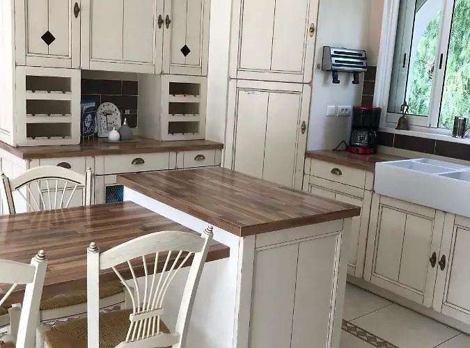 Belle Dans Clos Prive - Raphael Boulouris