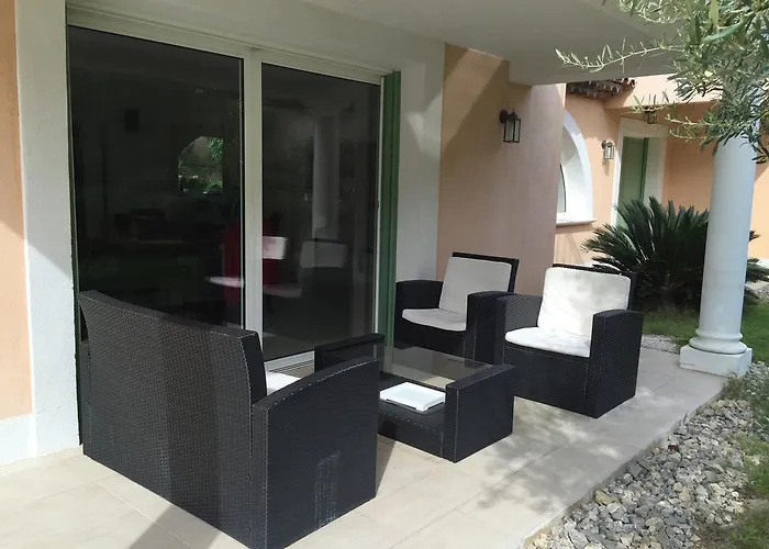 Villa Belle Dans Clos Prive - Raphael Boulouris