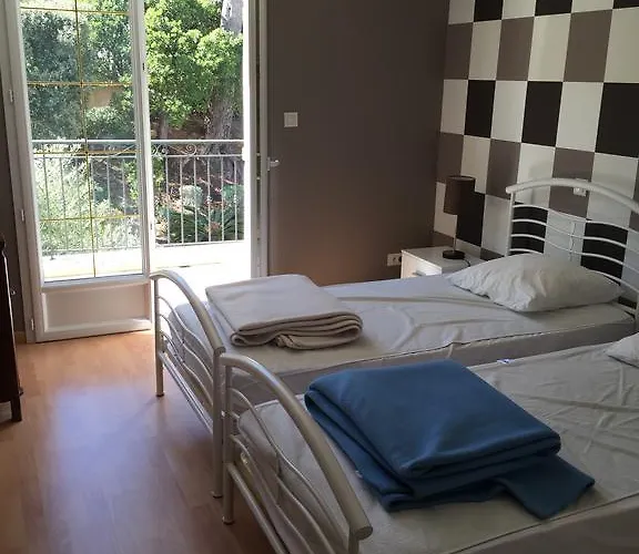 Belle Dans Clos Prive - Raphael Boulouris